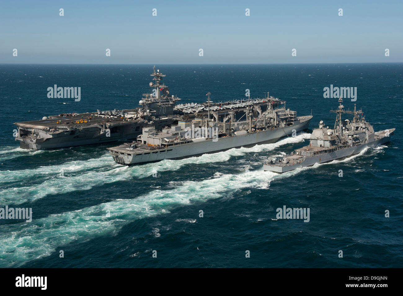 Im Gange Schiffe Nachschub auf dem Meer mit US-Marine im Persischen Golf. Stockfoto