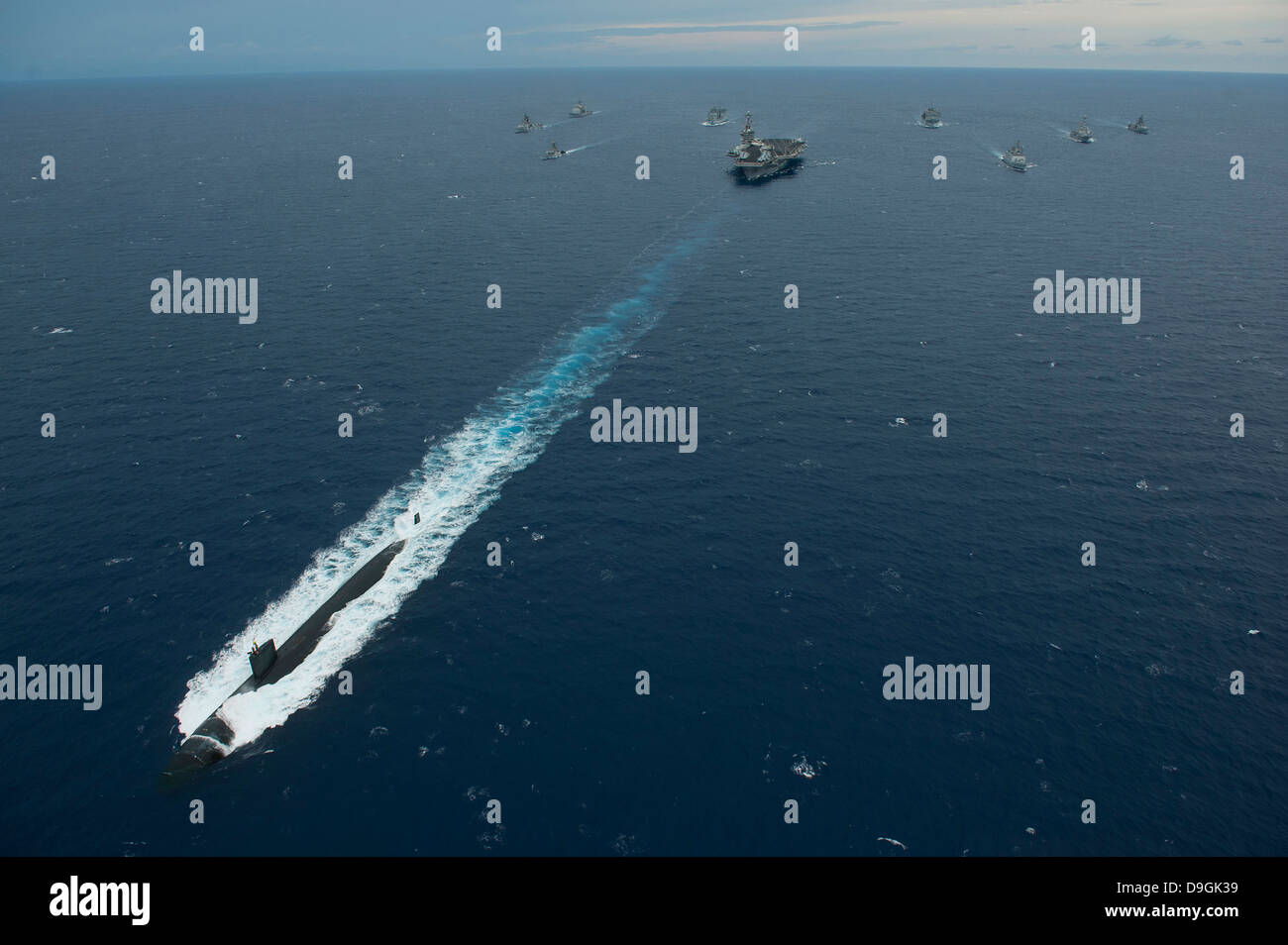 Carrier Strike Group Bildung von Schiffen in der Bucht von Bengalen. Stockfoto