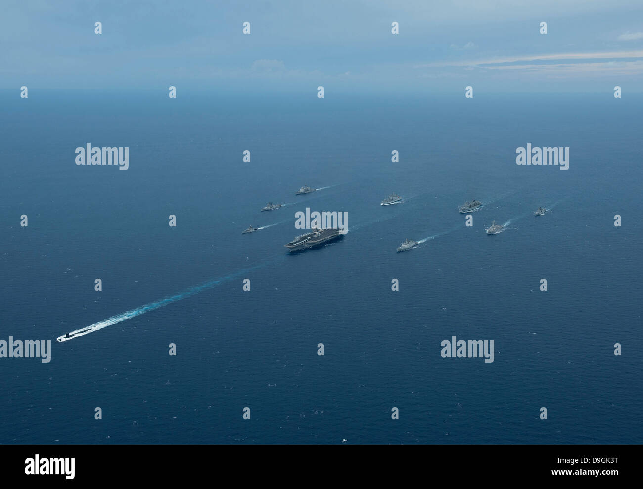 Carrier Strike Group Bildung von Schiffen in der Bucht von Bengalen. Stockfoto