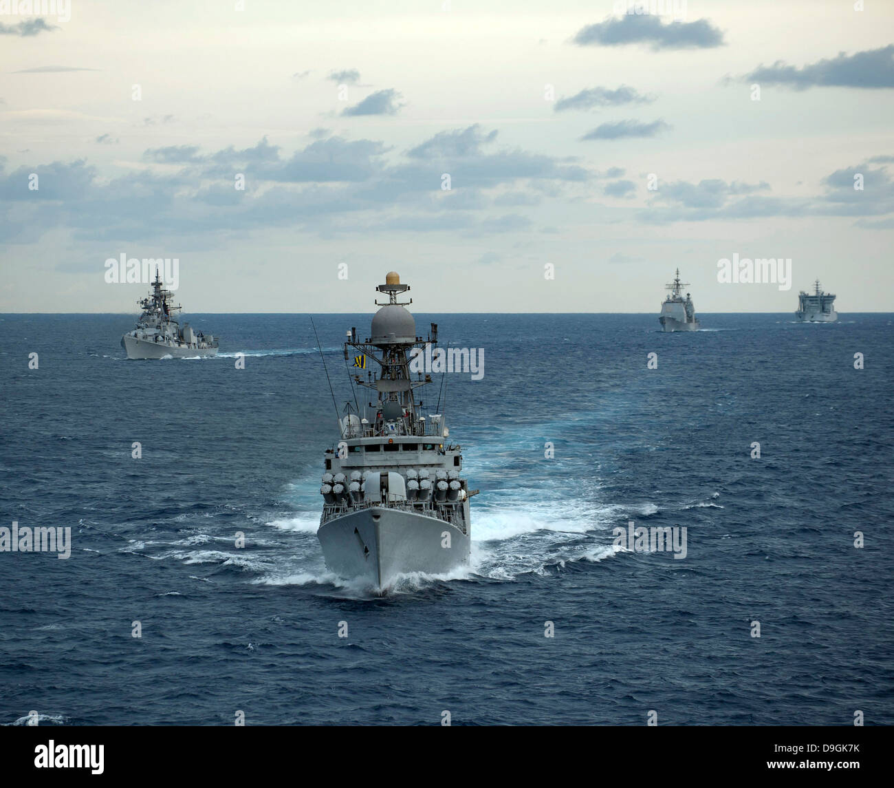 Indische Marine Corvette Schiff INS Kulisch führt eine Gruppe von Schiffen  der US Navy Stockfotografie - Alamy