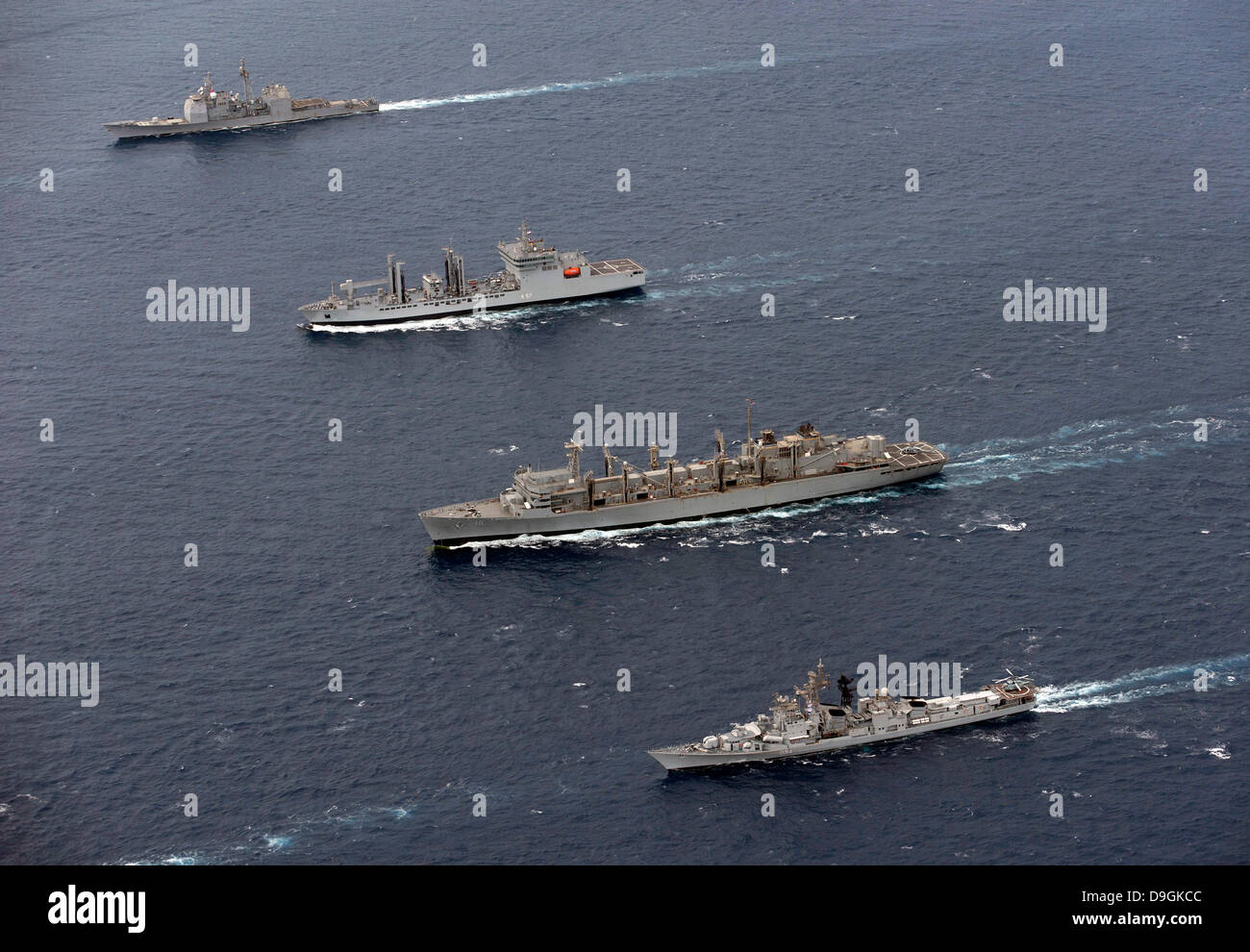 USS Bunker Hill, INS Shakti, USNS Brücke und INS Ranvir Transit in Bildung. Stockfoto