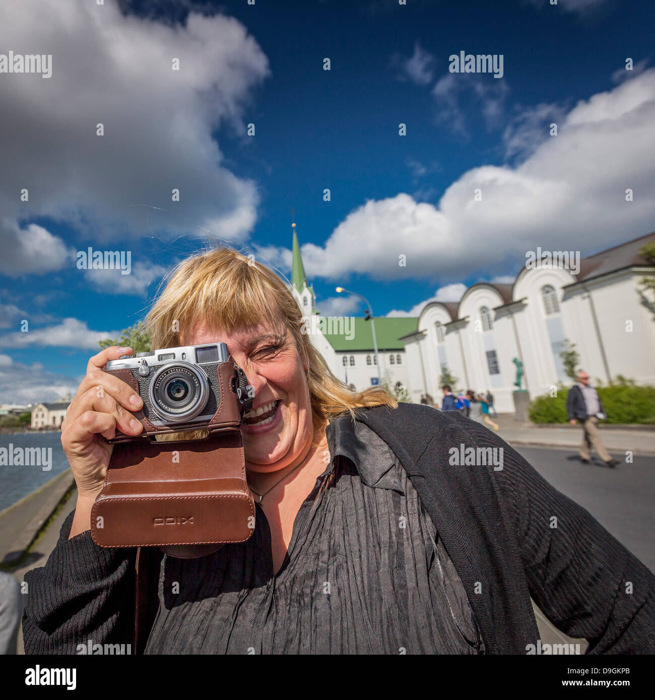 Aufnehmen von Bildern mit einer alten Film-Kamera, Reykjavik, Island Stockfoto