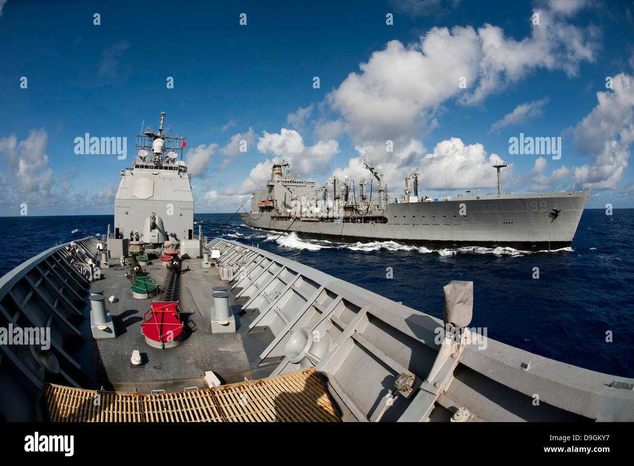 USS Cowpens Transite neben USNS Tippecanoe. Stockfoto