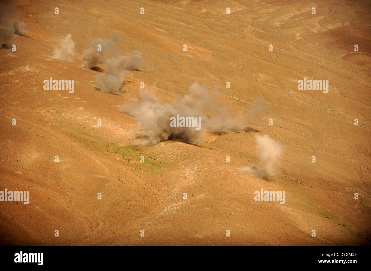 Staub erhebt sich aus den Auswirkungen KP lange geführte Raketen. Stockfoto