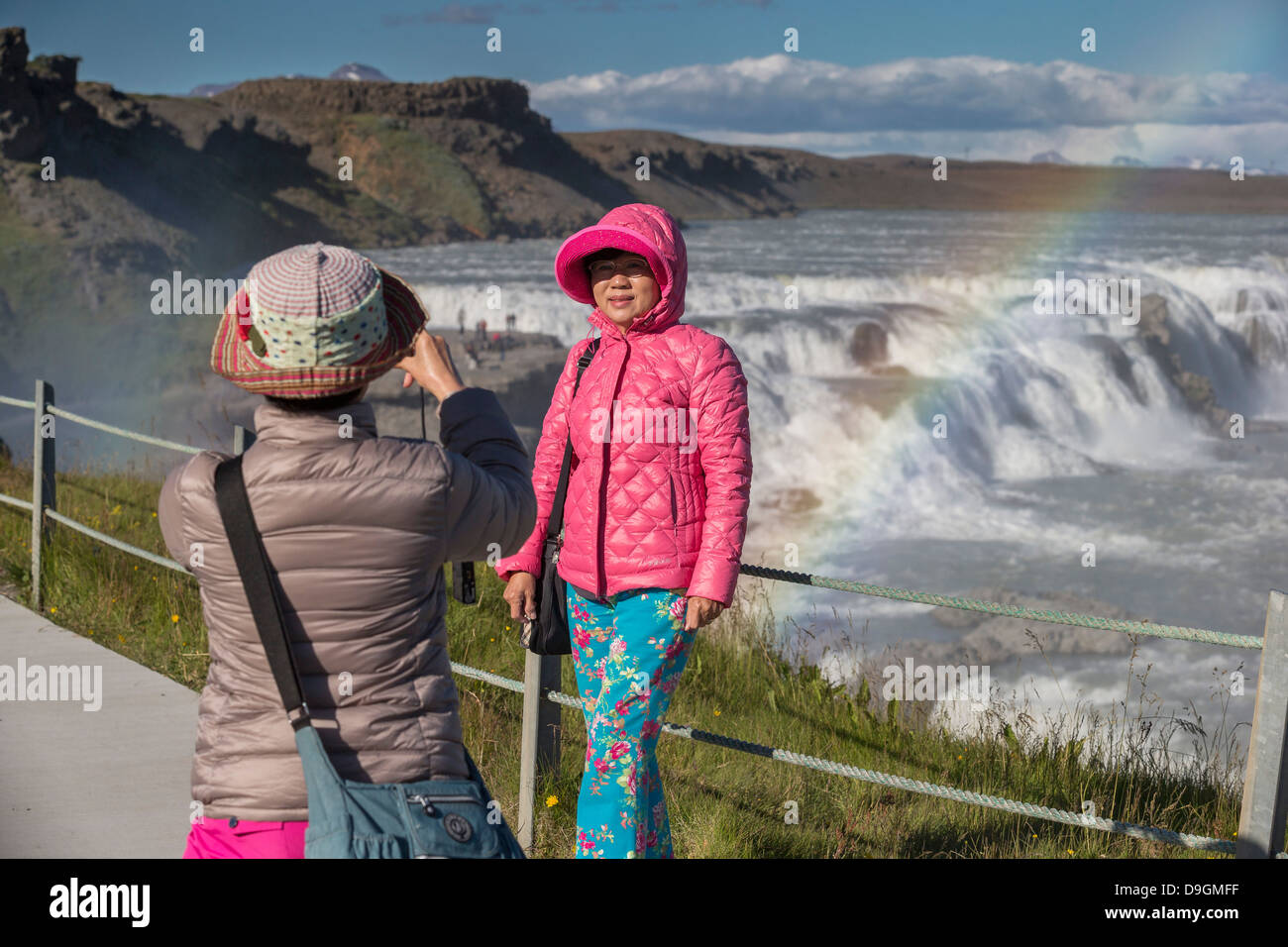 Asiatische Frau die Bilder von einander Gullfoss Wasserfall Island Stockfoto