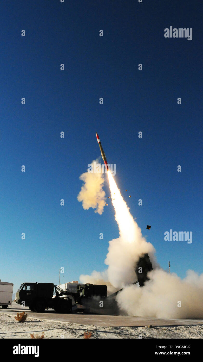 Eine Rakete Medium Extended Air Defense System wird eingeführt, um ein Ziel während eines Tests von MEADS 29. November 2012 in White Sands Missile Range, New Mexico abfangen Stockfoto