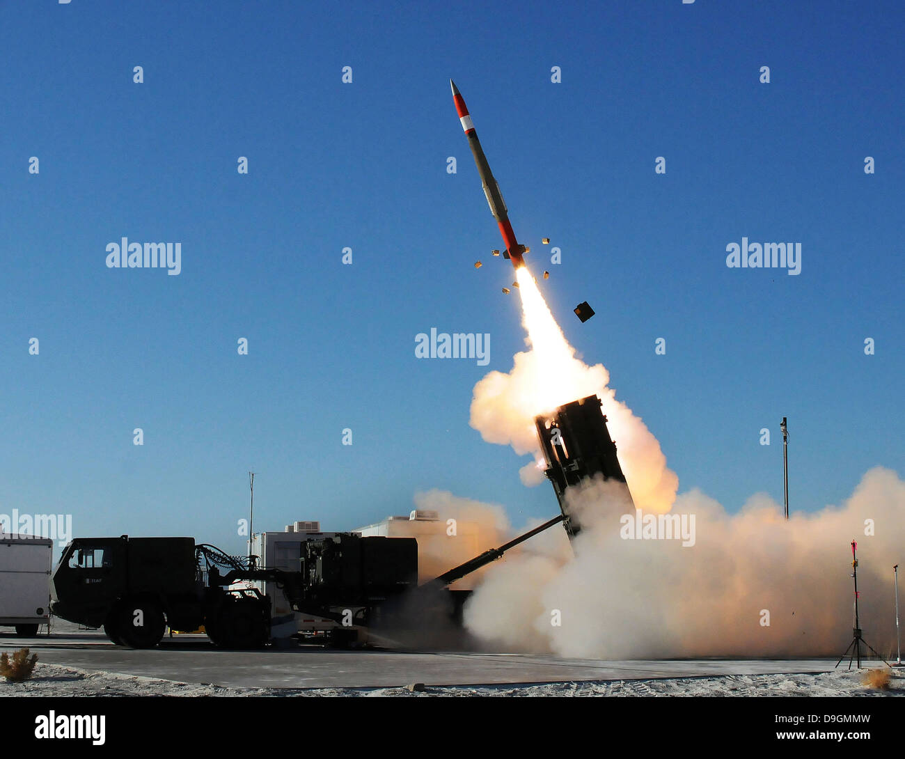 Eine Rakete Medium Extended Air Defense System wird eingeführt, um ein Ziel während eines Tests von MEADS 29. November 2012 in White Sands Missile Range, New Mexico abfangen Stockfoto