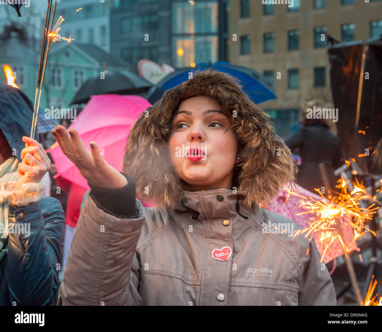 Weht einen Kuss im Freien während der Winter Lights Festival, Reykjavik, Island Stockfoto