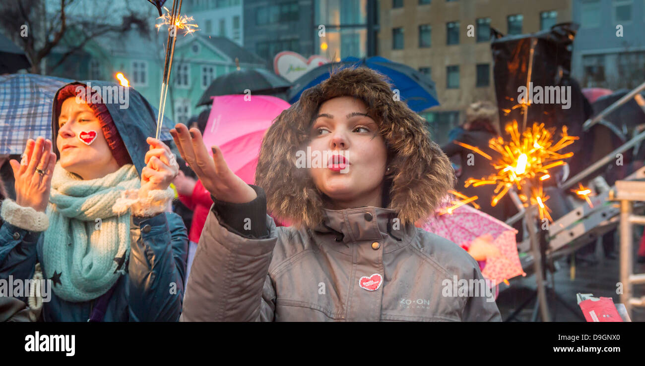 Weht einen Kuss im Freien während der Winter Lights Festival, Reykjavik, Island Stockfoto