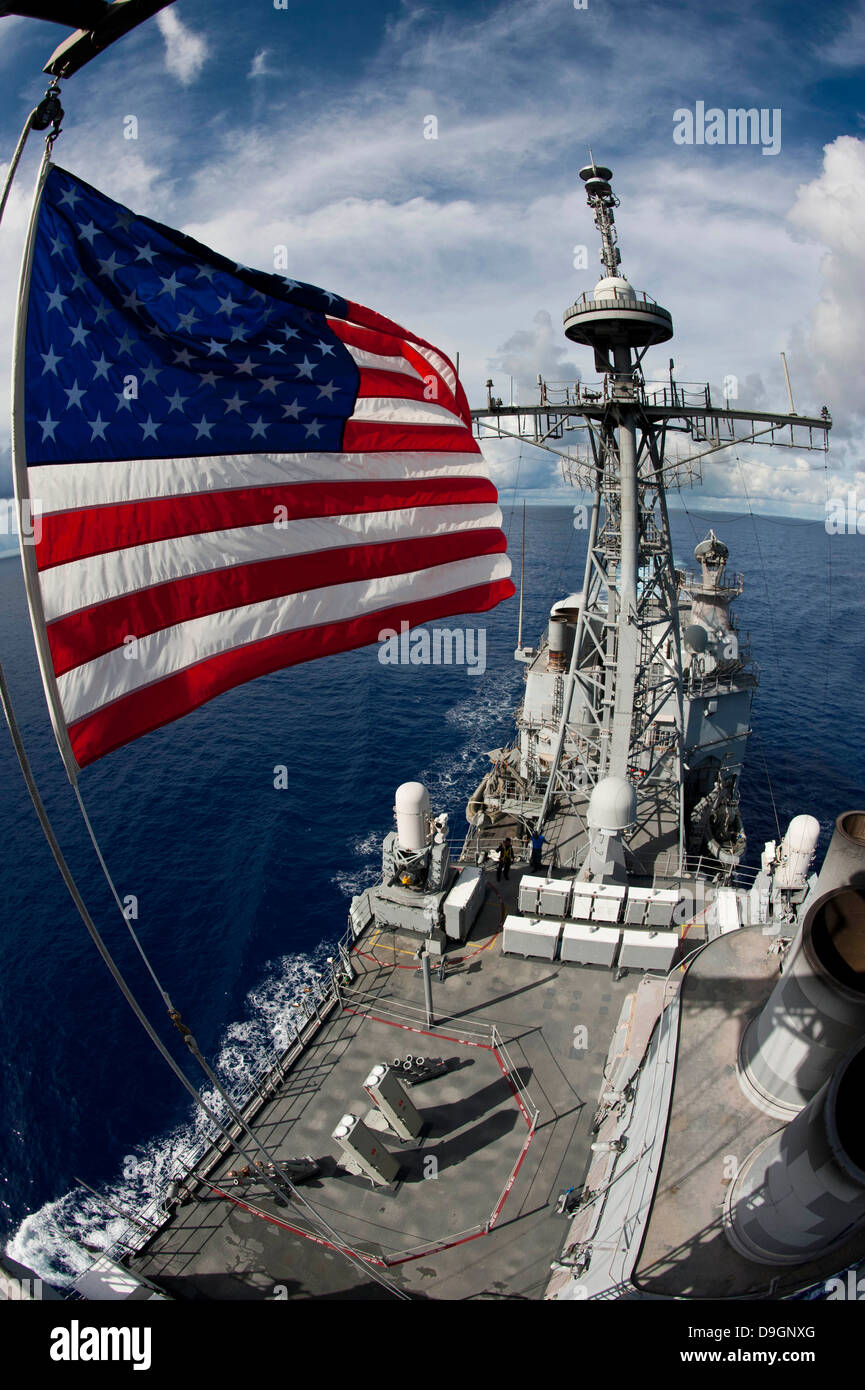 USS Cowpens von der Spitze des Mastes nach vorn gesehen. Stockfoto