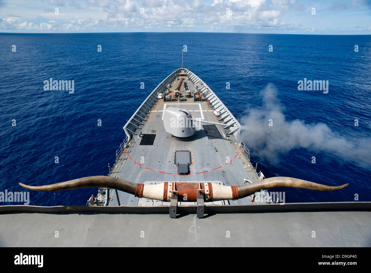 USS Cowpens feuert sein Geschütz Mk 45 Mod 2 Stockfoto