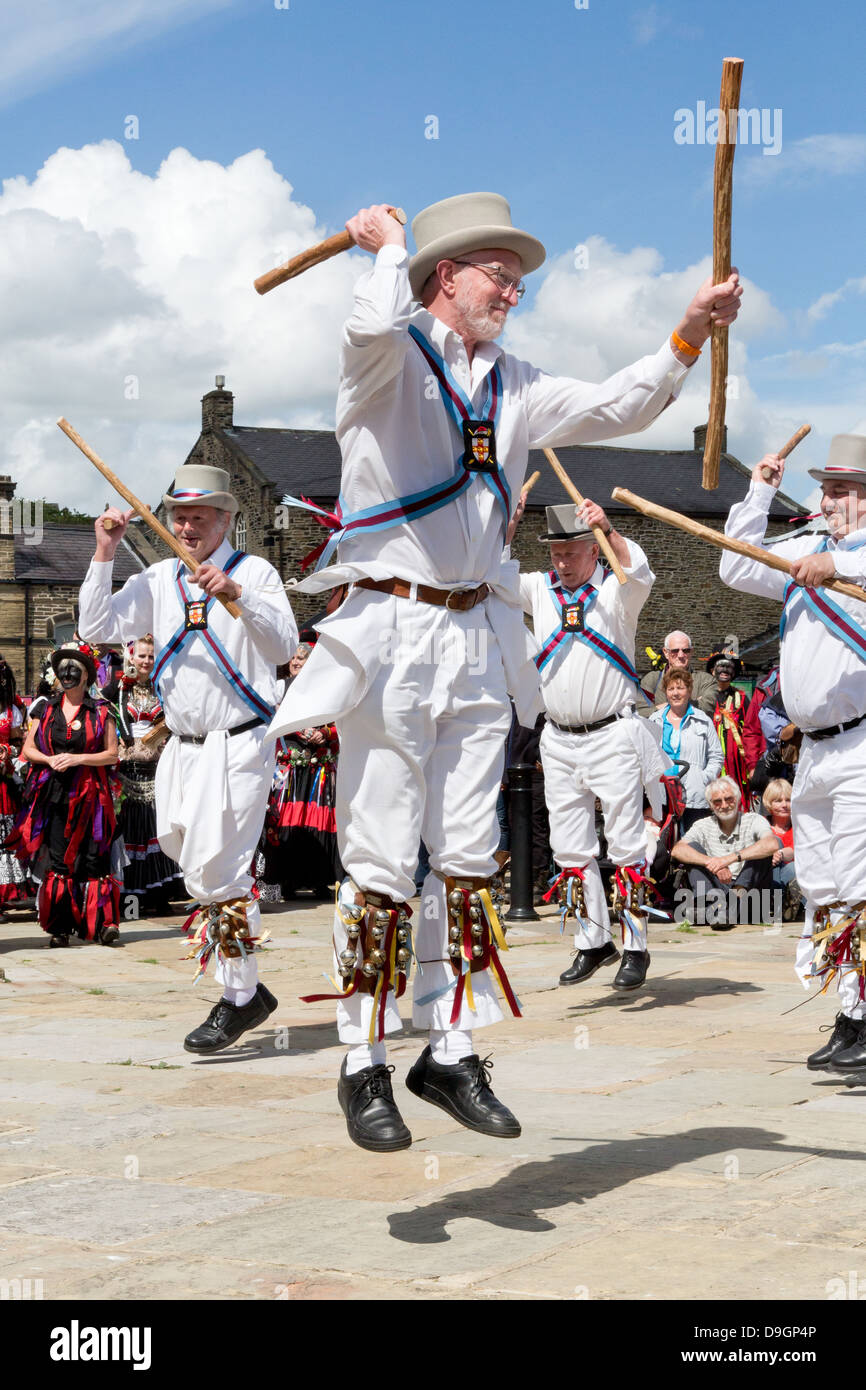 Männliche Moriskentänzer springen in Skipton, North Yorkshire, England Stockfoto