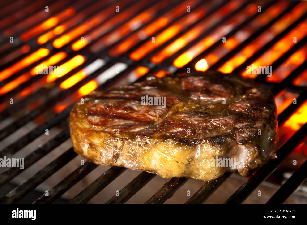 Saftiges Steak auf dem Grill Stockfoto