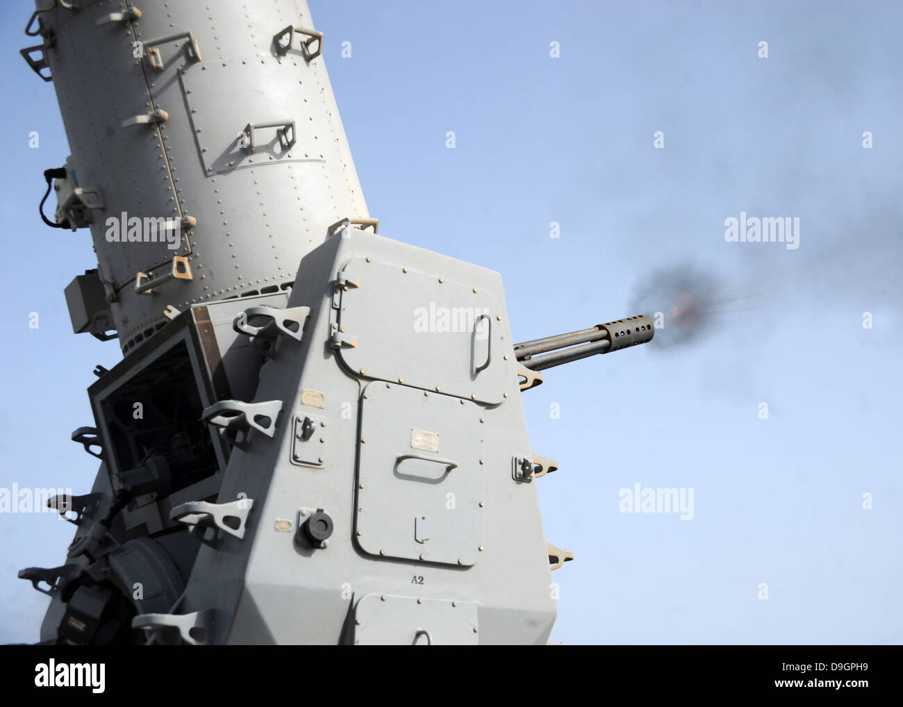 Ein schließen-Waffensystem feuert während einer Funktionsprüfung an Bord USS Vicksburg. Stockfoto