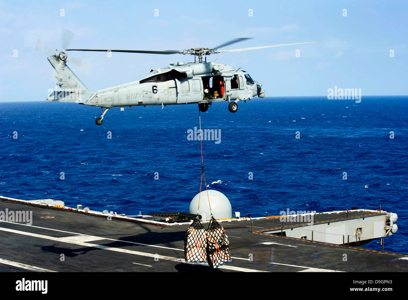 Ein MH-60R Seahawk-Hubschrauber setzt Ladung auf dem Flugdeck der USS Nimitz Stockfoto