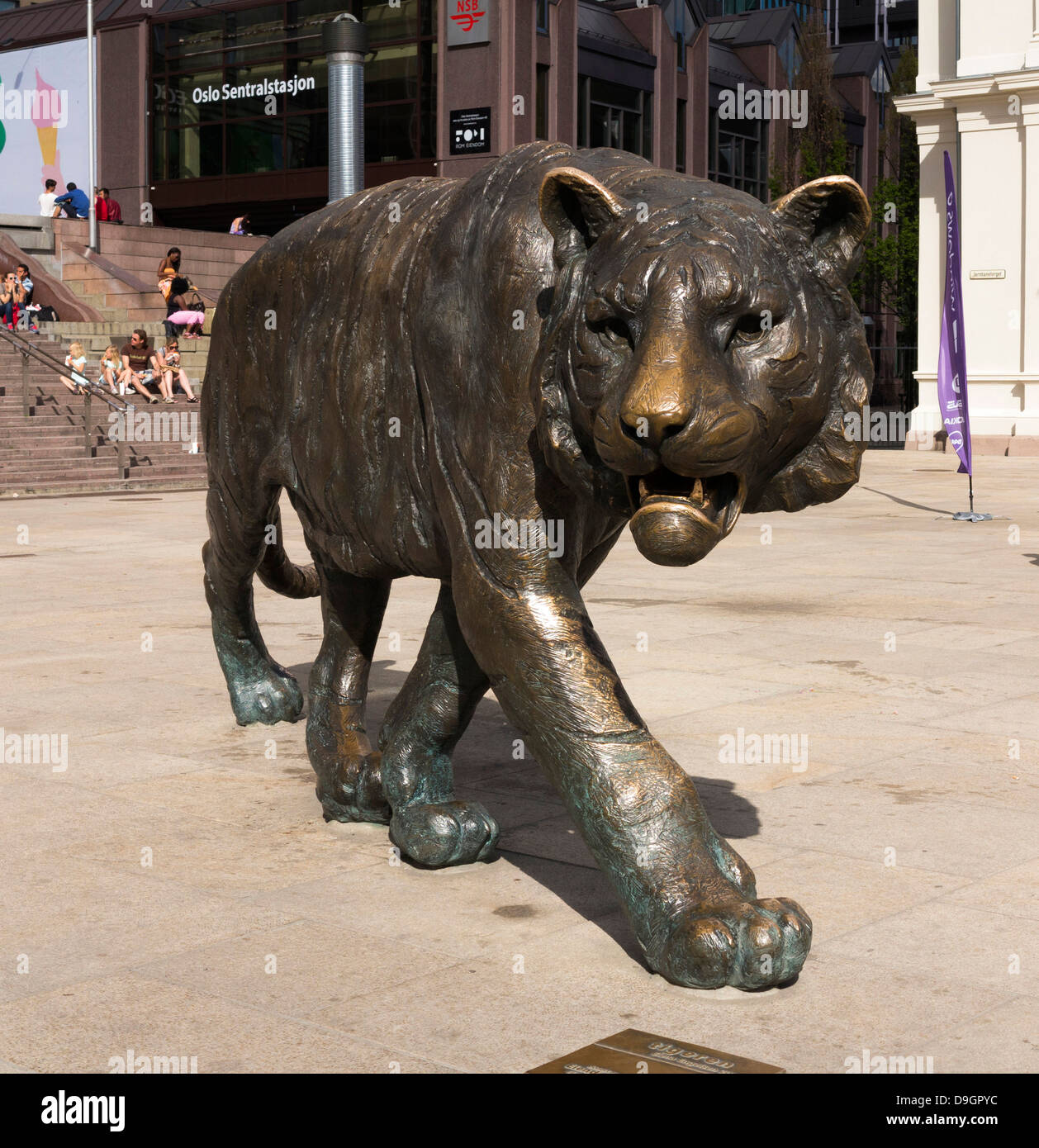 Die berühmte Tiger-Statue vor dem Bahnhof in Oslo, Norwegen Stockfoto