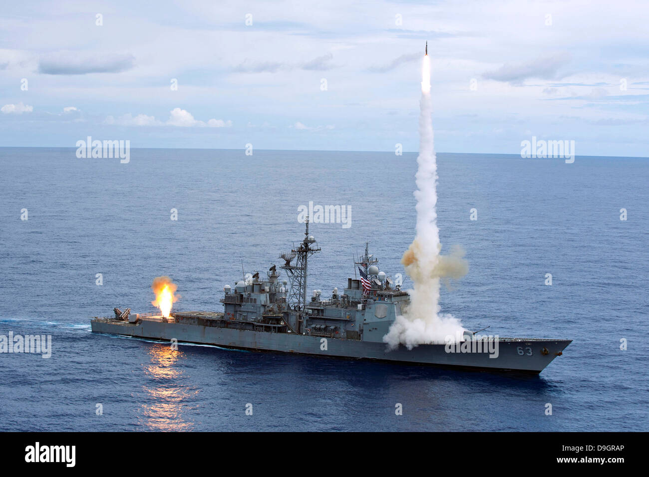 USS Cowpens feuert Standard 2 Raketen auf ein in der Luft Drohne Stockfoto