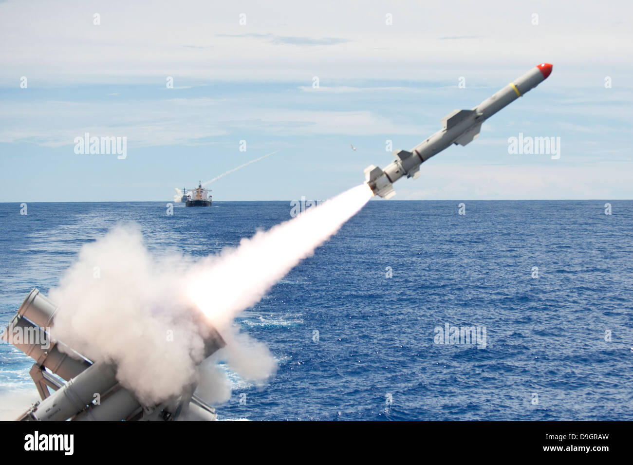 USS Cowpens startet eine Harpune-Rakete aus dem Deck achtern Rakete. Stockfoto