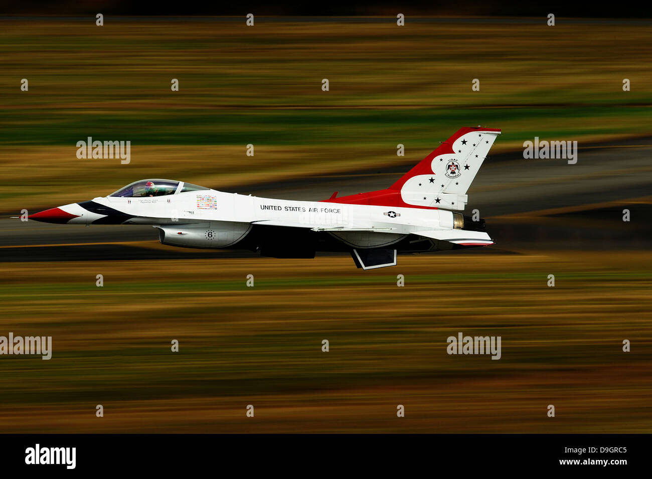 22. Juli 2012 - eine f-16 Thunderbird der US Air Force fliegt mit hoher Geschwindigkeit. Stockfoto
