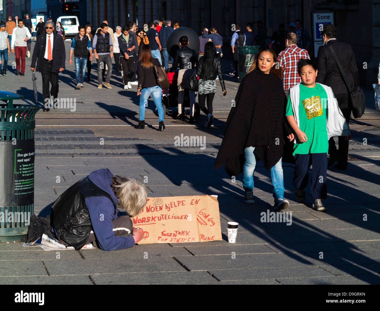 Ein Bettler auf den Straßen in Oslo, Norwegen Stockfoto