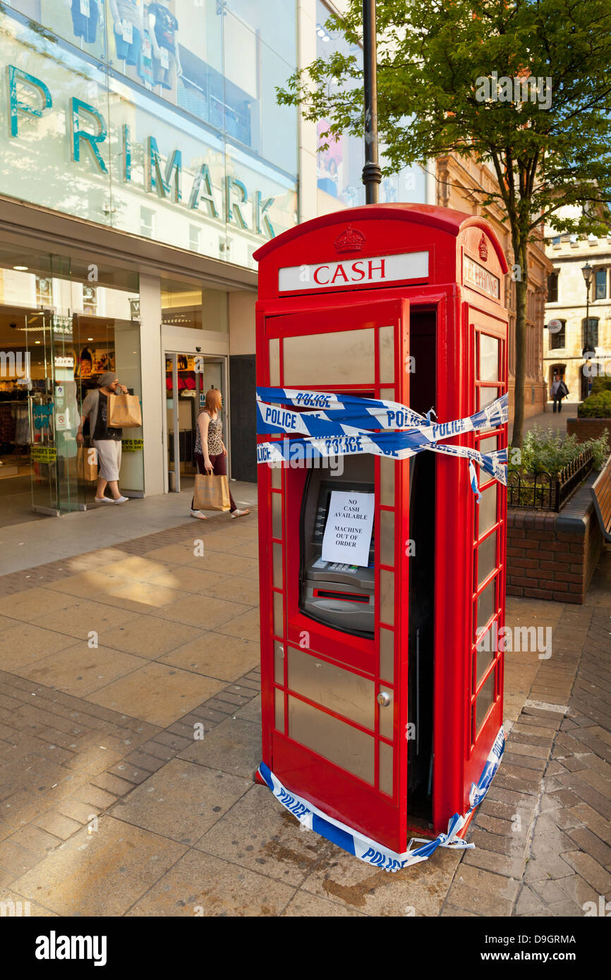 Lincoln - ATM mit Polizei-Absperrband gebrochen; Lincoln, Lincolnshire, UK, Europa Stockfoto