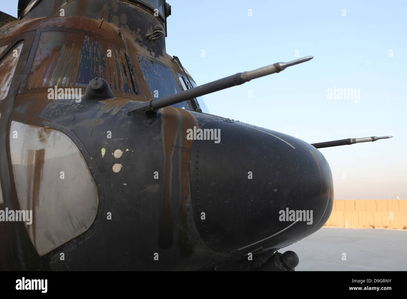 10. Dezember 2010 - beruht auf der Forward Operating Basis Jalalabad, Afghanistan, Flightline eine behinderte CH-47 Chinook. Stockfoto