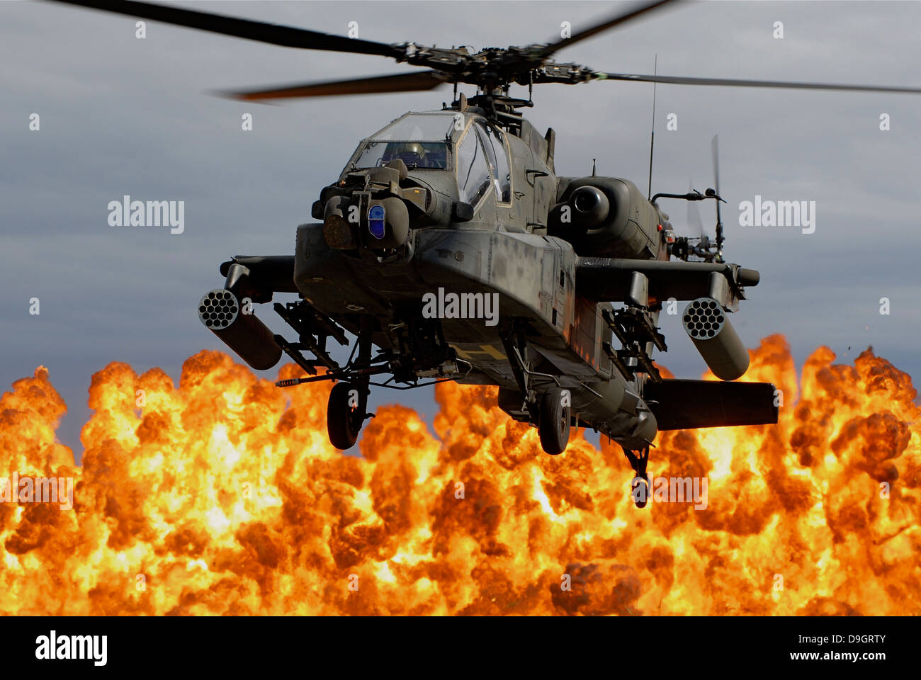 Ein AH - 64D Apache Longbow während einer Demonstration kombinierten Waffen. Stockfoto Ein AH - 64D Apache Longbow während einer Demonstration kombinierten Waffen. Stockfoto