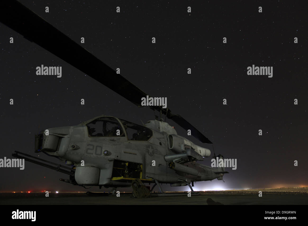 4. Oktober 2012 - sitzt A US Marine Corps AH-1W Cobra Kampfhubschrauber am Camp Dwyer in der Provinz Helmand, Afghanistan. Stockfoto