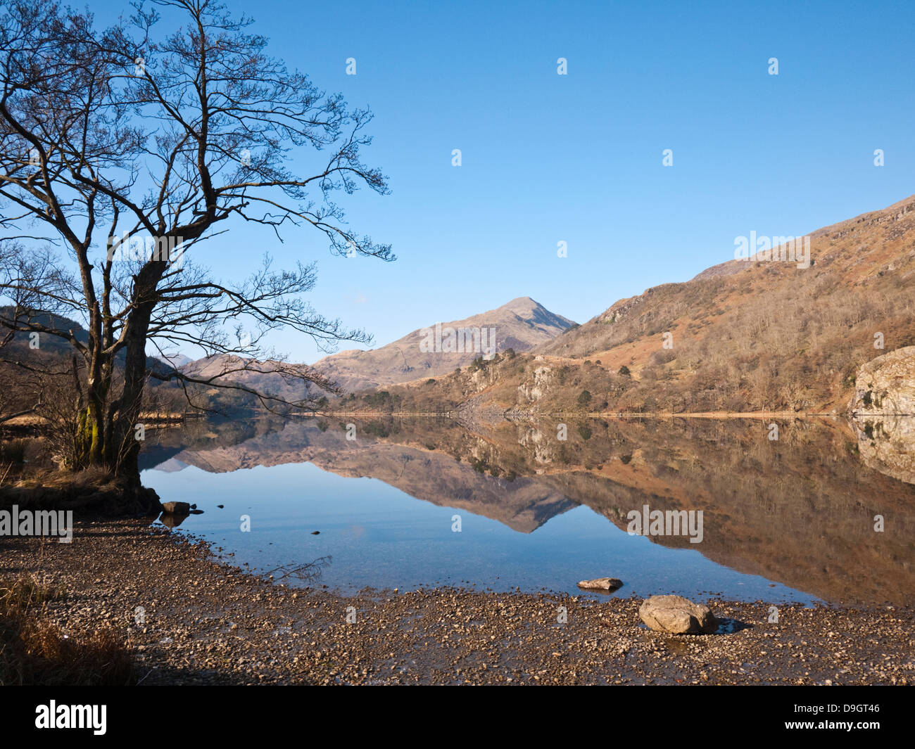 Die formschönen Gipfel Yr Aran betrachtet über Llyn Gwynant, unterhalb des Snowdon Südhängen Stockfoto