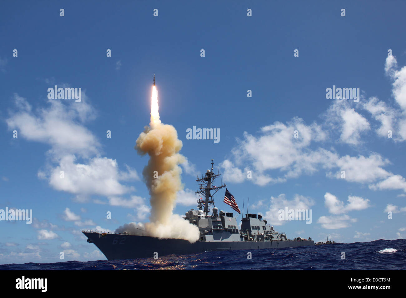 Der geführte Flugkörper-Zerstörer USS Fitzgerald startet ein Standard Missile-3. Stockfoto