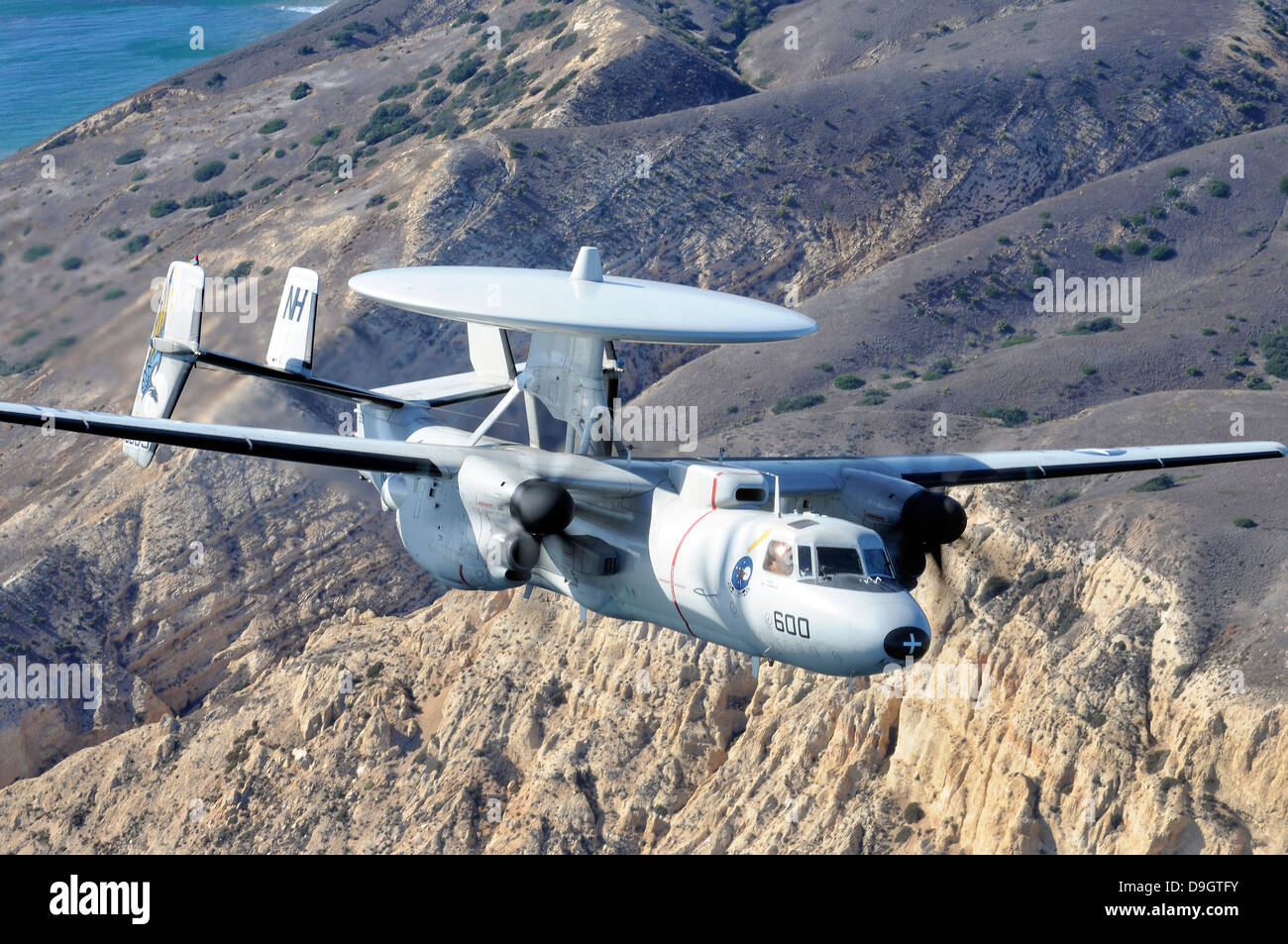 20. November 2012 - fliegt ein E - 2 C Hawkeye Flugzeug über dem Pazifischen Ozean in der Nähe von Ventura, Kalifornien. Stockfoto