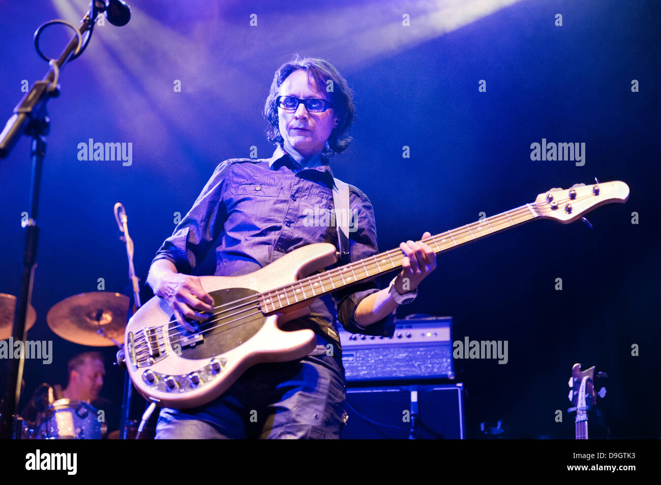 Manchester, UK. 18. Juni 2013. Alternative-Rock-Band The Breeders im Ritz, Manchester, England am 18. Juni 2013. Josephine Wiggs Bassist. Bildnachweis: John Bentley/Alamy Live-Nachrichten Stockfoto