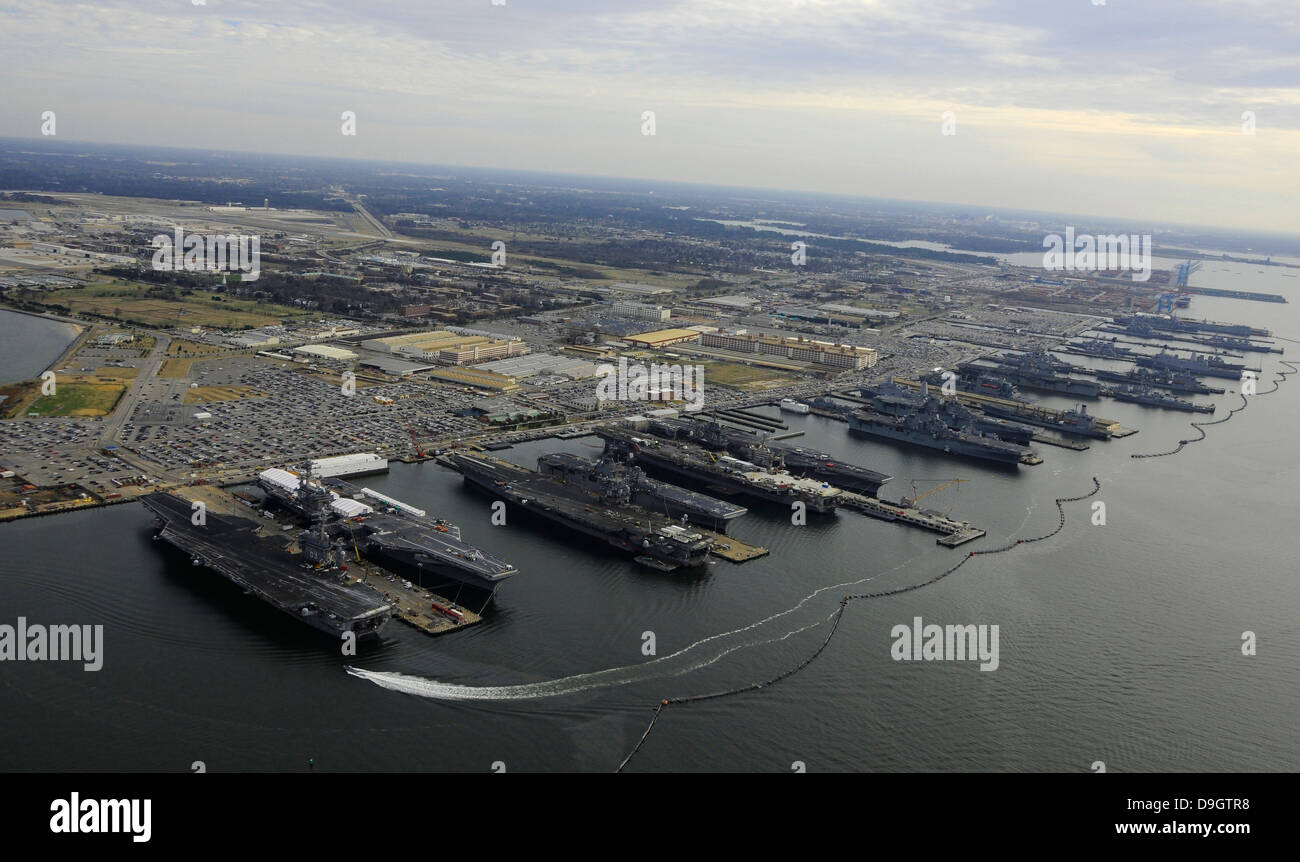 Flugzeugträger im Hafen von Naval Station Norfolk, Virginia. Stockfoto