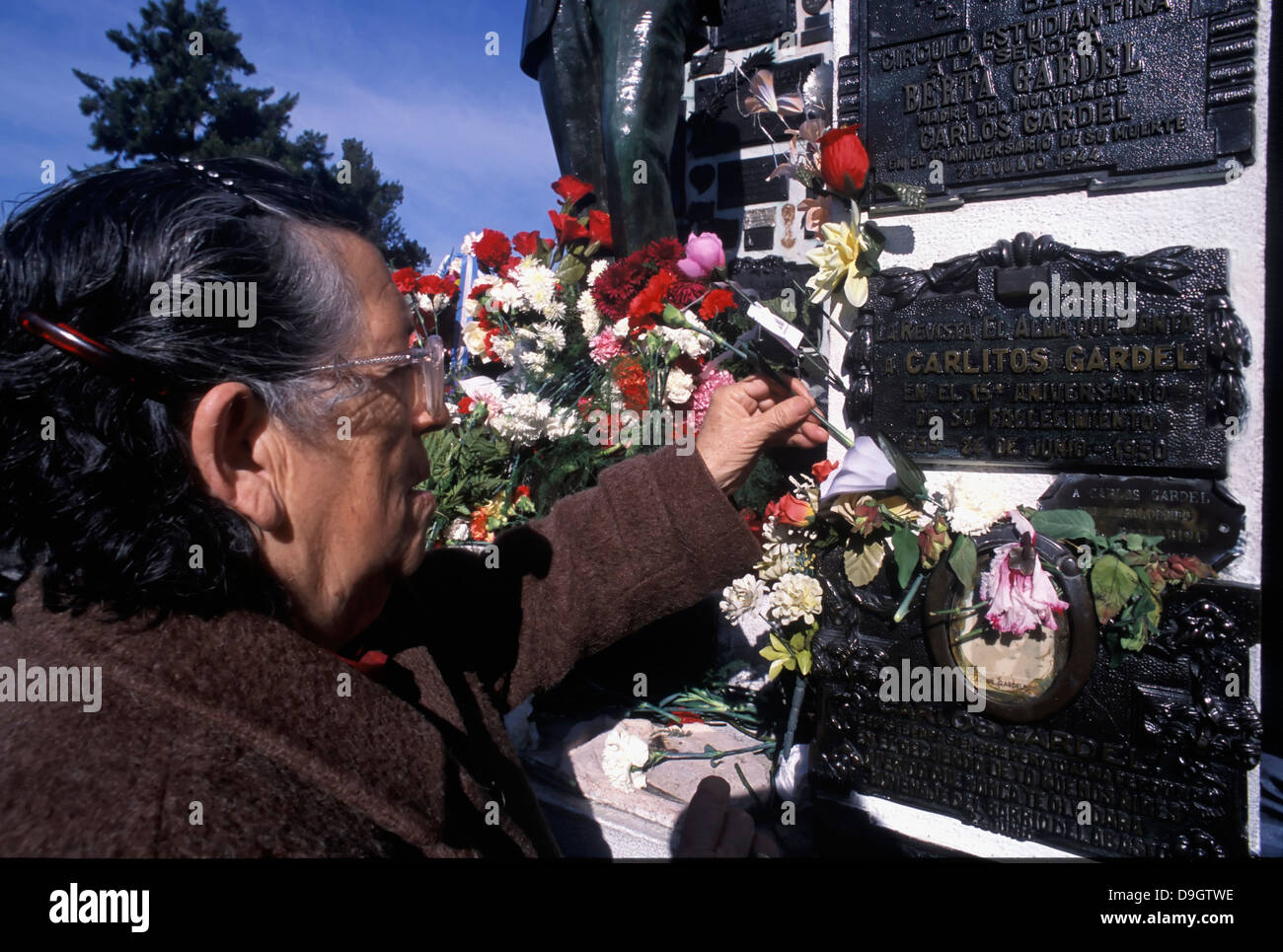 Buenos Aires. Eine Frau legt Blumen auf das Grab von Carlos Gardel am Jahrestag des Todes des Sängers. Stockfoto
