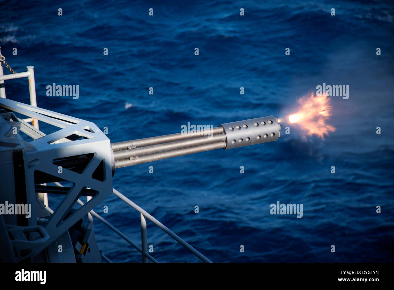 Ein schließen-Waffensystem wird an Bord der USS Harry S. Truman ausgelöst. Stockfoto