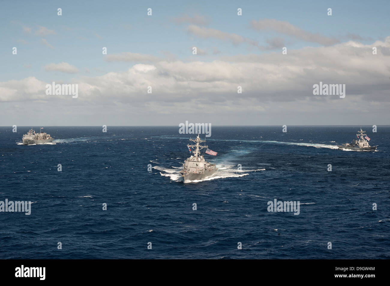 USNS Rainier und Lenkflugkörper Zerstörer USS Stockdale und USS William P. Lawrence. Stockfoto