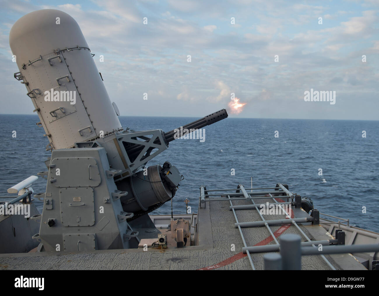 Ein schließen-Waffensystem wird an Bord der USS Tortuga ausgelöst. Stockfoto