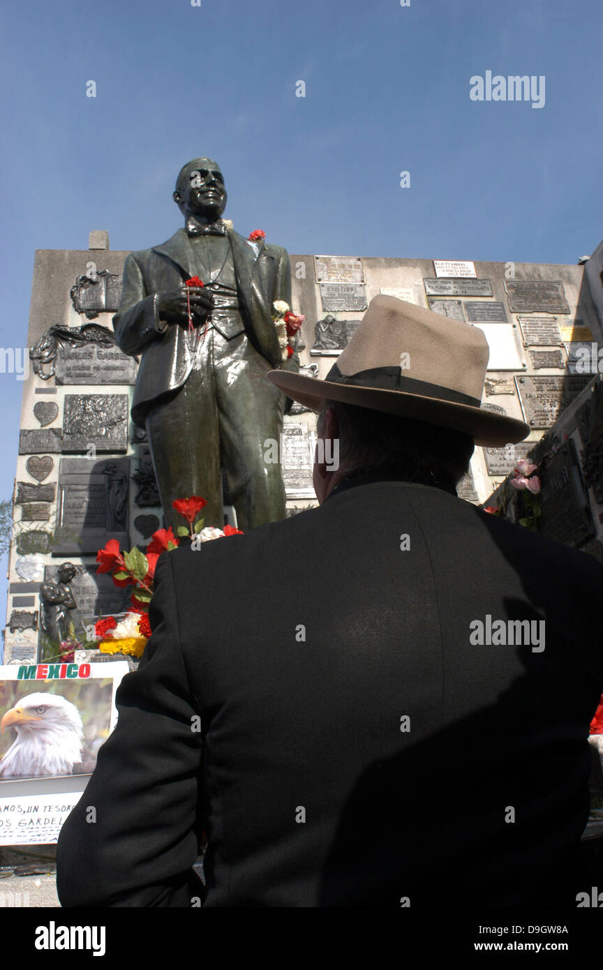Tango-Sänger der Stadt, die Besucher auf dem Chacarita Friedhof Gedenken an den Jahrestag des Todes von Carlos Gardel. Stockfoto