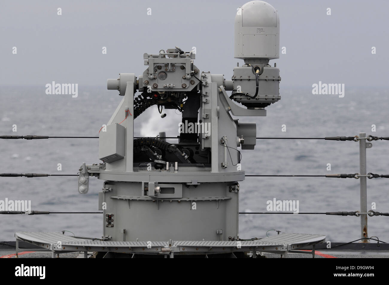 Philippinensee, 4. Februar 2013 - ein 25-mm-Maschinengewehr feuert während einer live-Feuer-Übung an Bord USS Blue Ridge. Stockfoto