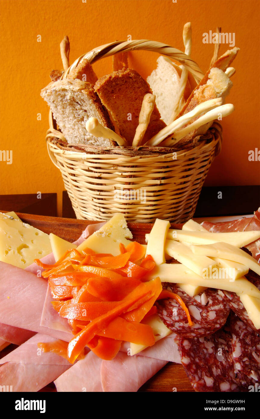 Anden-Küche. Stilleben mit verschiedenen Anden gastronomische Produkte, Aufschnitt von Lama, Käse und Gemüse. Stockfoto