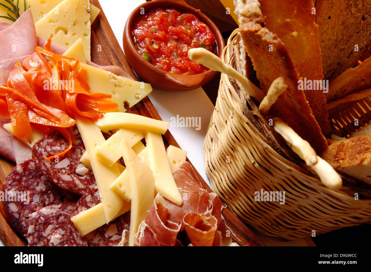 Anden-Küche. Stilleben mit verschiedenen Anden gastronomische Produkte, Aufschnitt von Lama, Käse und Gemüse. Stockfoto