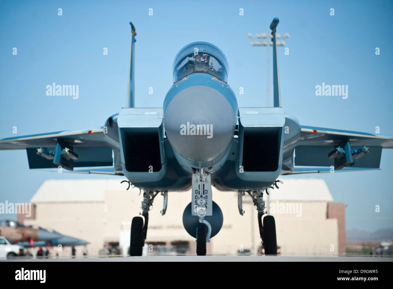 14. Oktober 2012 - taxis A US Air Force F - 15D Eagle auf dem Laufsteg vor dem Start auf Nellis Air Force Base, Nevada. Stockfoto