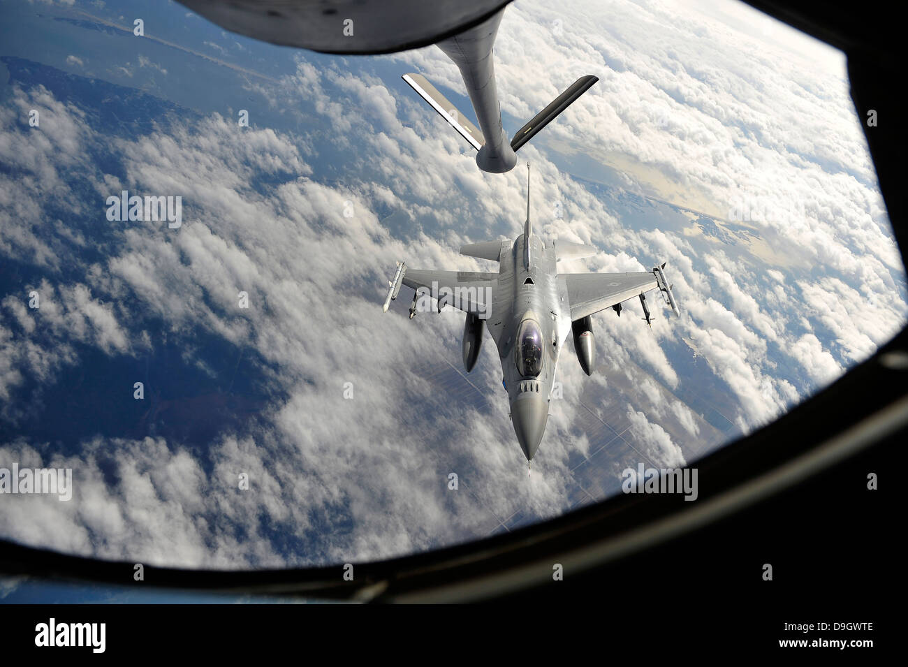 Eine f-16 Fighting Falcon bereitet für die Luftbetankung. Stockfoto