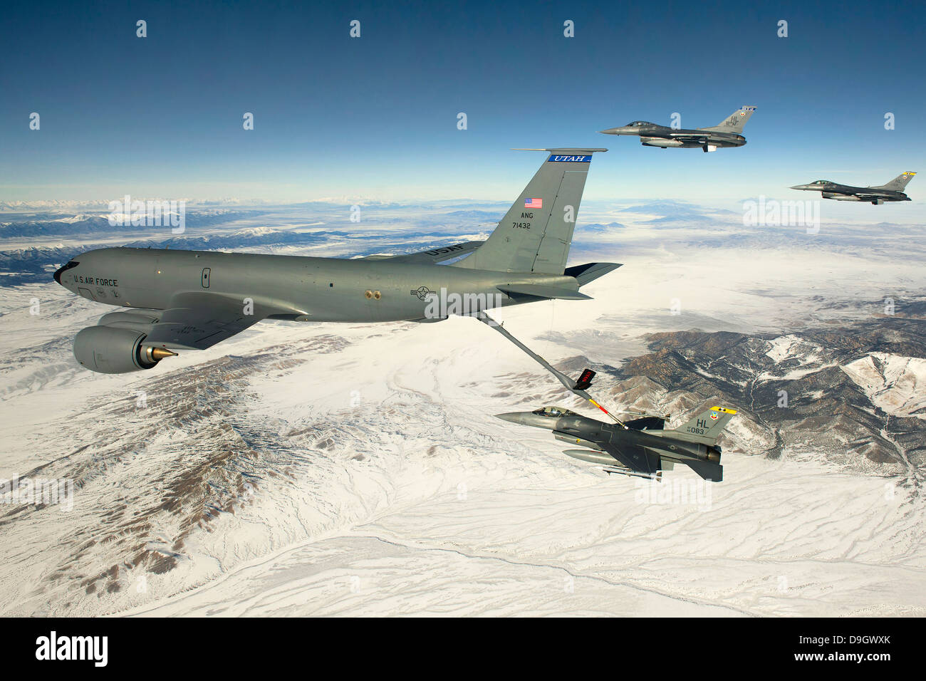 Eine f-16 Fighting Falcon erhält Kraftstoff von einer KC-135 Stratotanker. Stockfoto