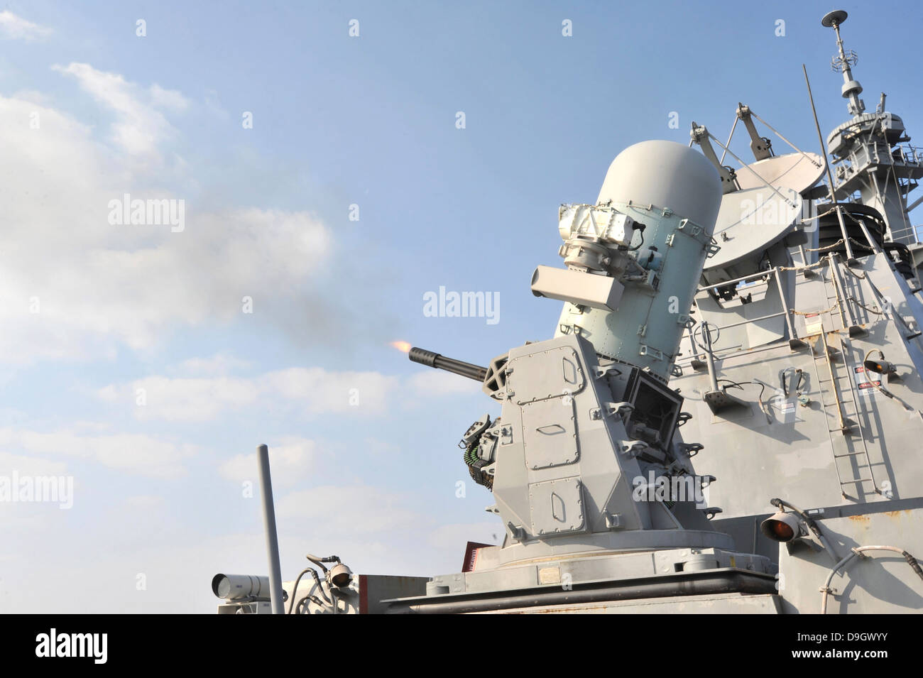 Eine Phalanx schließen-in Waffen-System wird an Bord der USS Lassen ausgelöst. Stockfoto