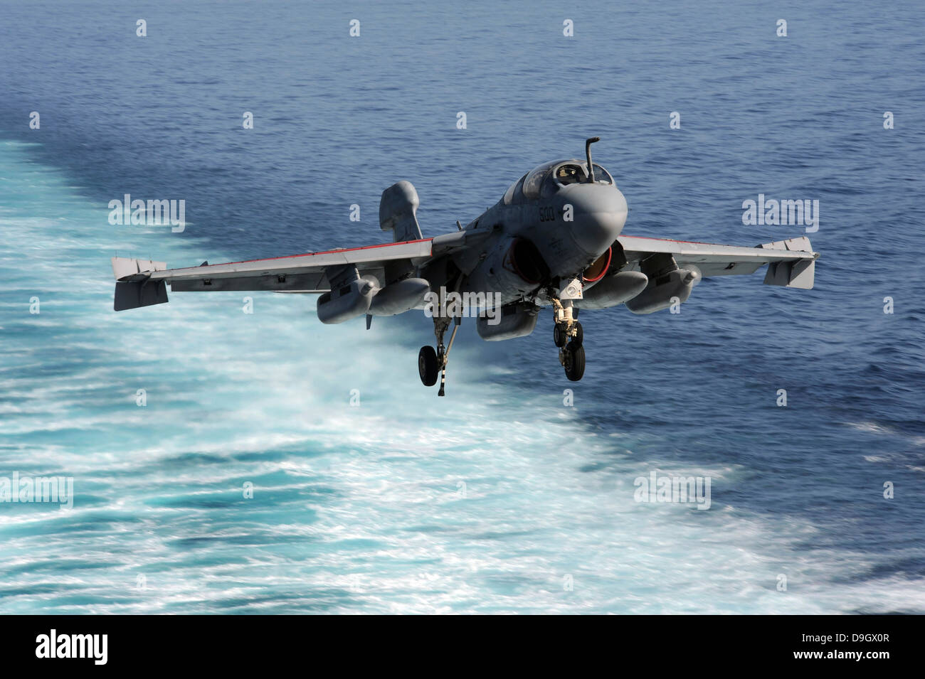 17. März 2013 - landet eine EA-6 b Prowler an Bord des Flugzeugträgers USS John C. Stennis. Stockfoto