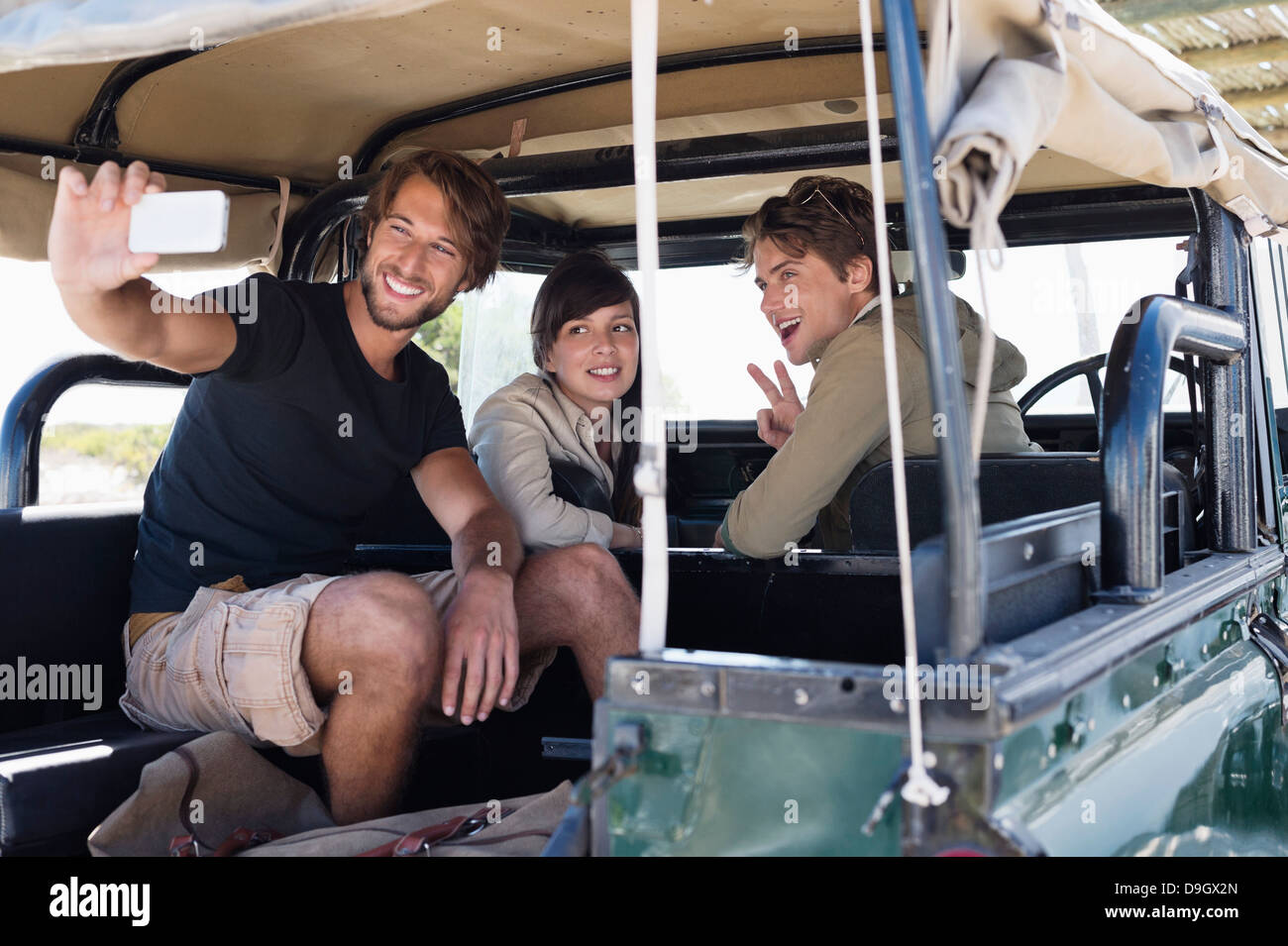 Freunde, die Aufnahme von sich selbst mit einem Mobiltelefon in einem SUV Stockfoto