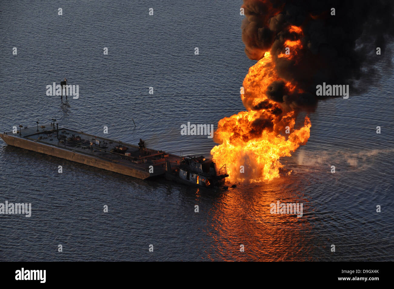Eine Erdgas-Pipeline brennt nach Blitzeinschlages Schlepper Shannon E. Setoon. Stockfoto