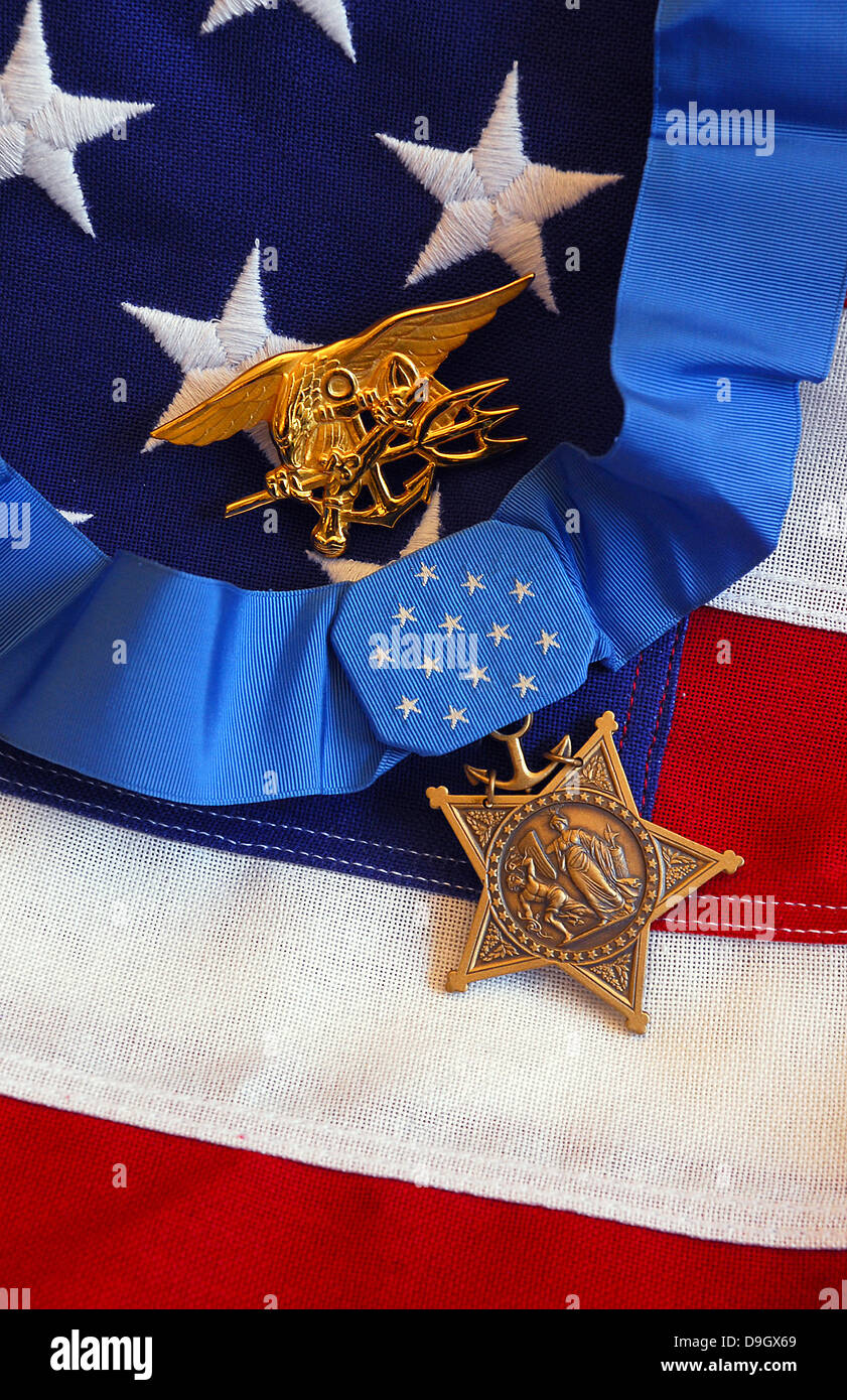 Die Medal Of Honor ruht auf einer Fahne neben einem Siegel Dreizack während der Vorbereitungen für eine Preisverleihung Stockfoto