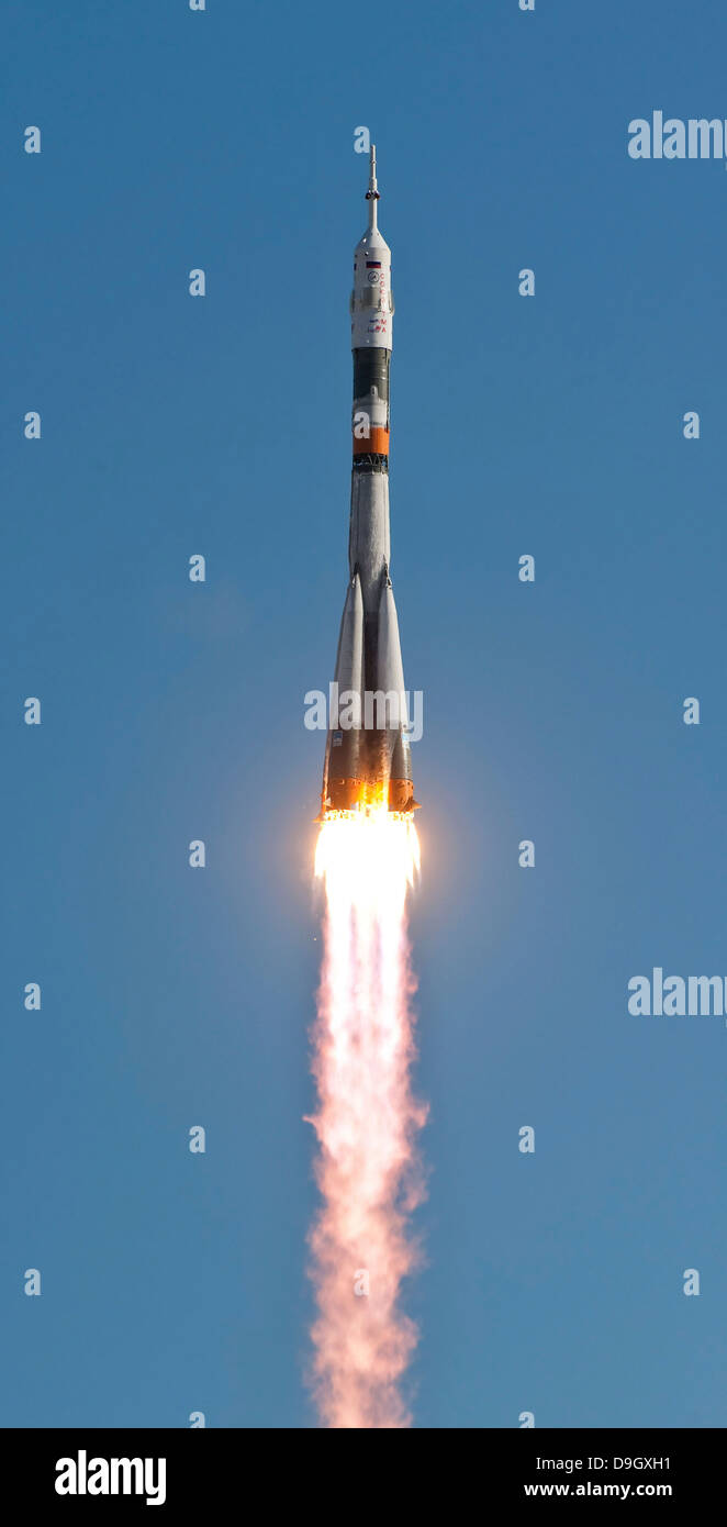 2. April 2010 - startet die Sojus TMA-18-Rakete vom Weltraumbahnhof Baikonur in Kasachstan. Stockfoto